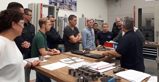 Bezoek met handvaardigheidsopleiding bij destructief onderzoekslab Bezoek met handvaardigheidsopleiding bij destructief onderzoekslab